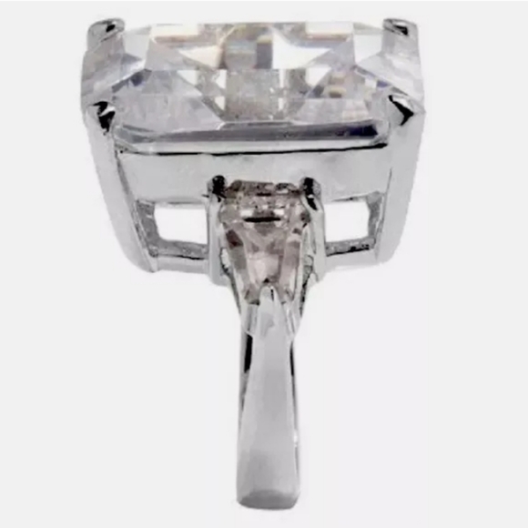 Kenneth Jay Lane Emerald Simulated Diamond Ravishing Beauty Ring Size 6 - Picture 3 of 7